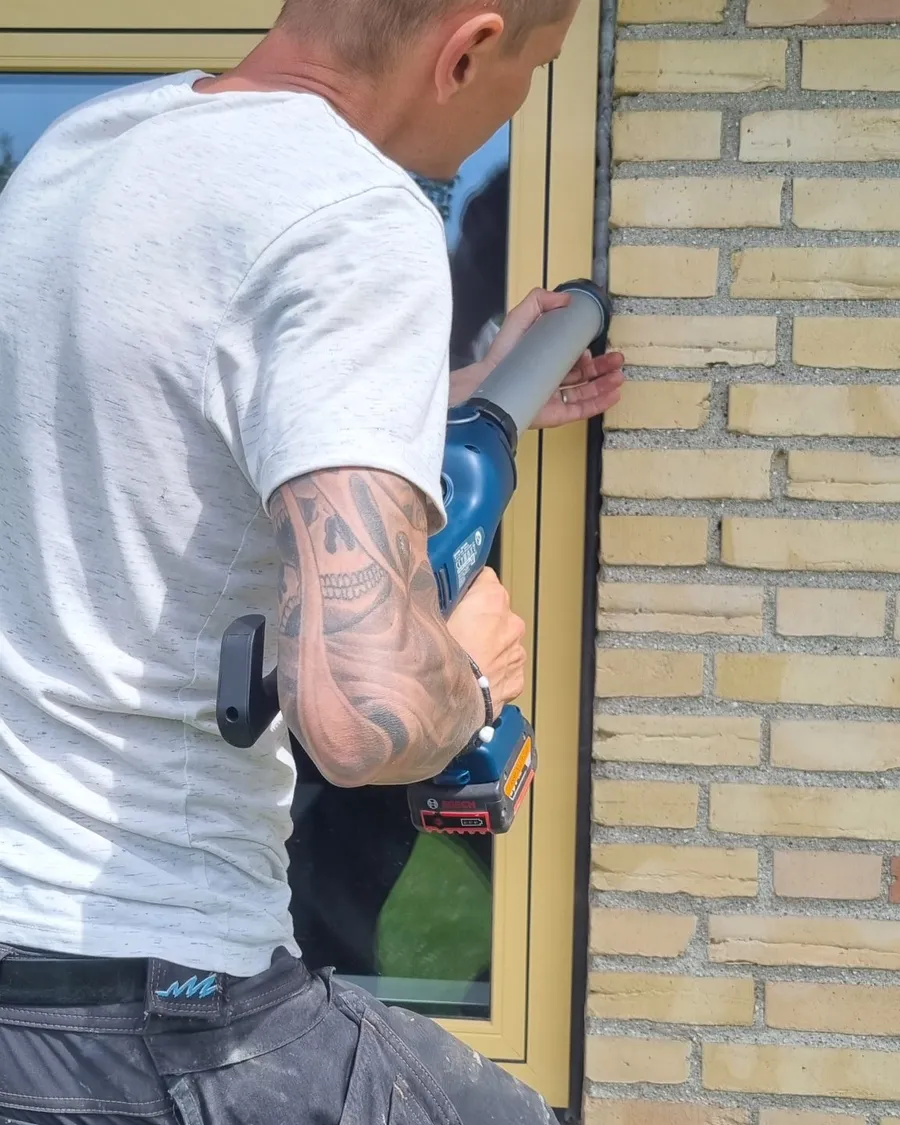 Fugemand fra BW Fuge lægger en ny fuge omkring et vindue i murværk