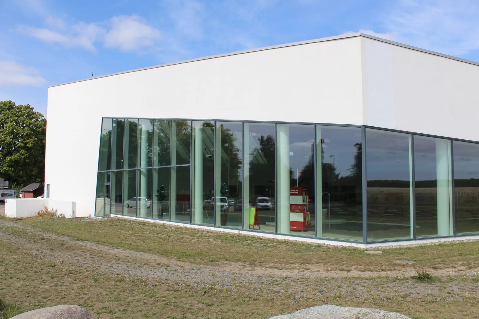 Stevnsbadet i Store Heddinge: den hvide bygning med glasfacade