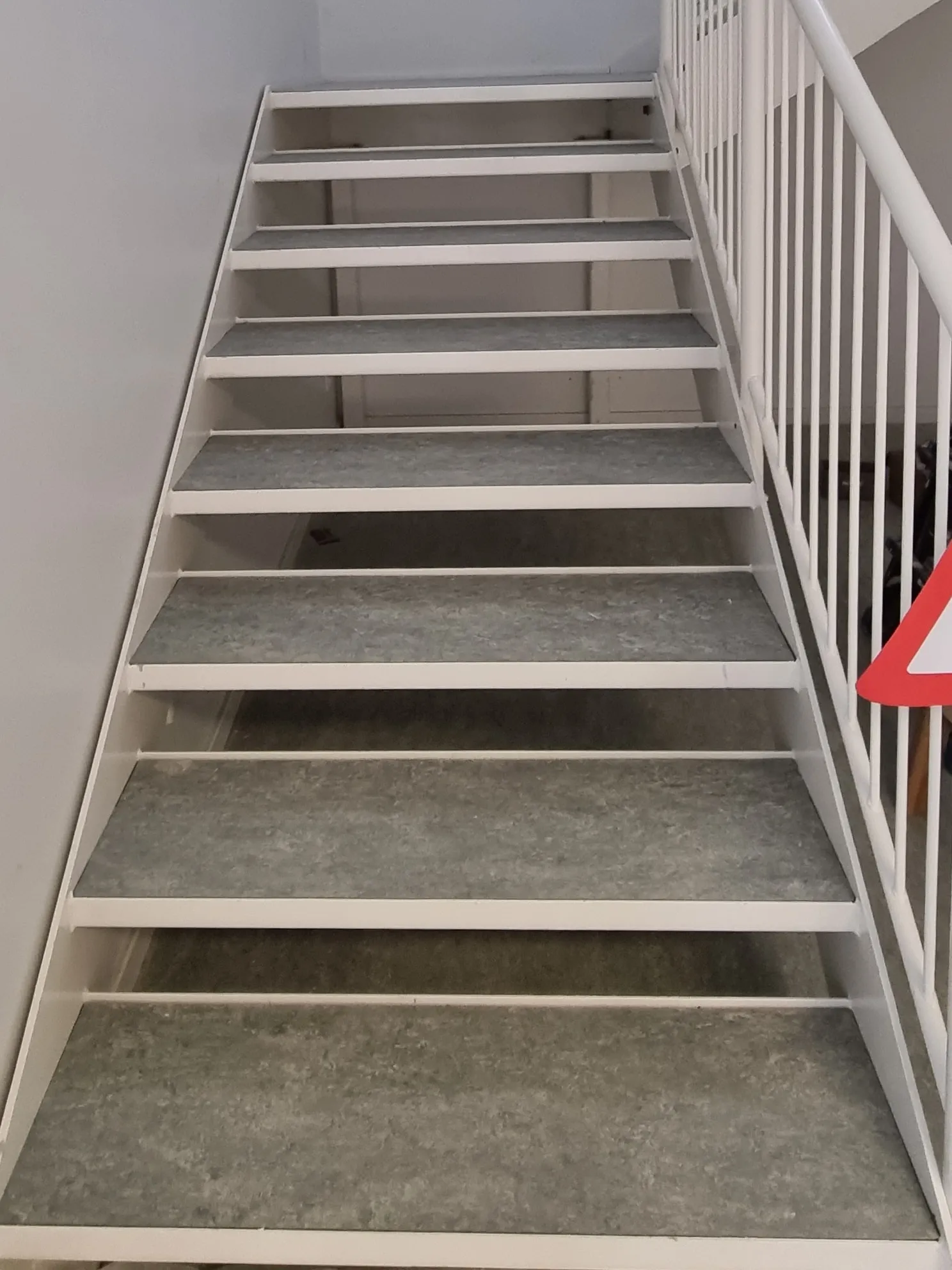 Trappe med hvide vanger og grå trin, før fugerne er lagt